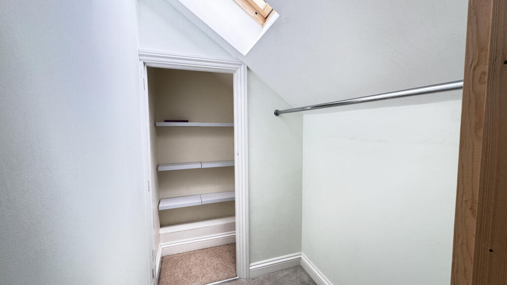 Walk in Wardrobe Main Bedroom
