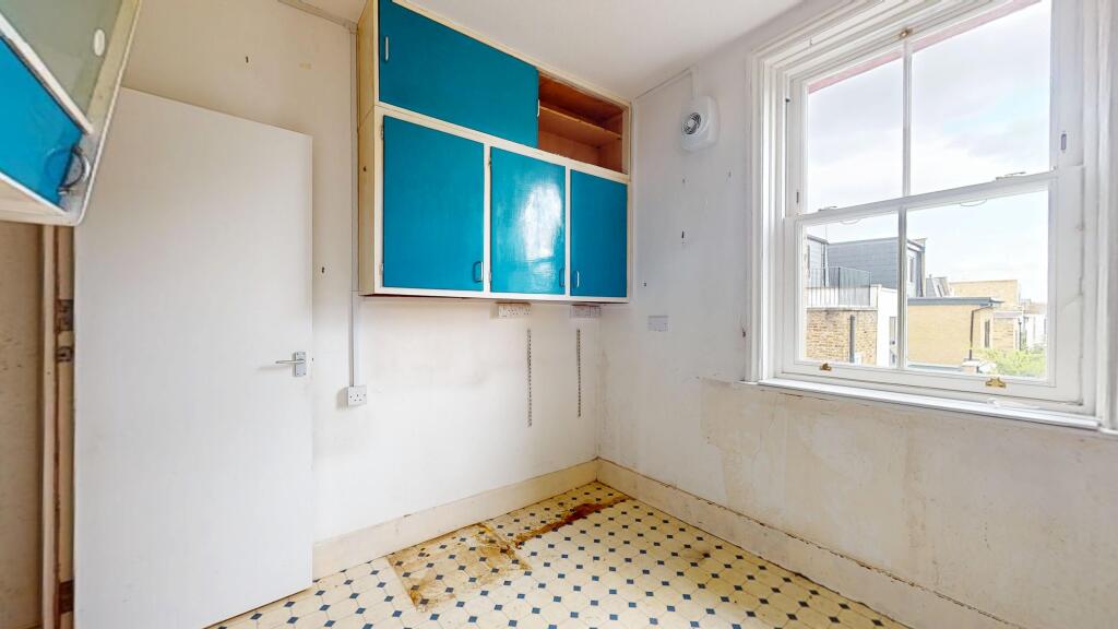 55 Greyhound Mansions, Barons Court, London, W6 8NY