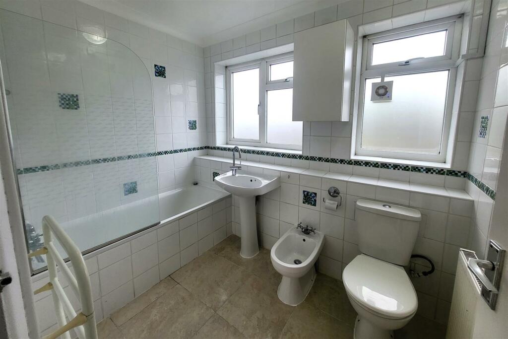 MODERN BATHROOM: