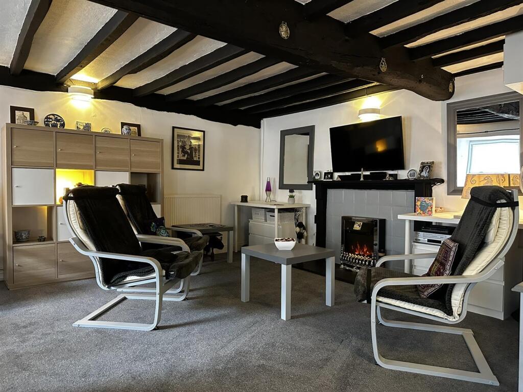 Lounge 1.JPEG