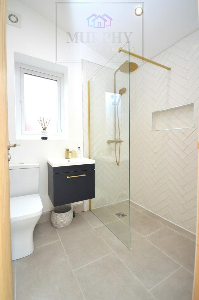 Seam Way, Pontefract (29)Shower room.JPG