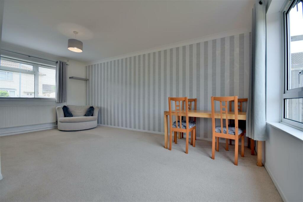 LOUNGE / DINING ROOM