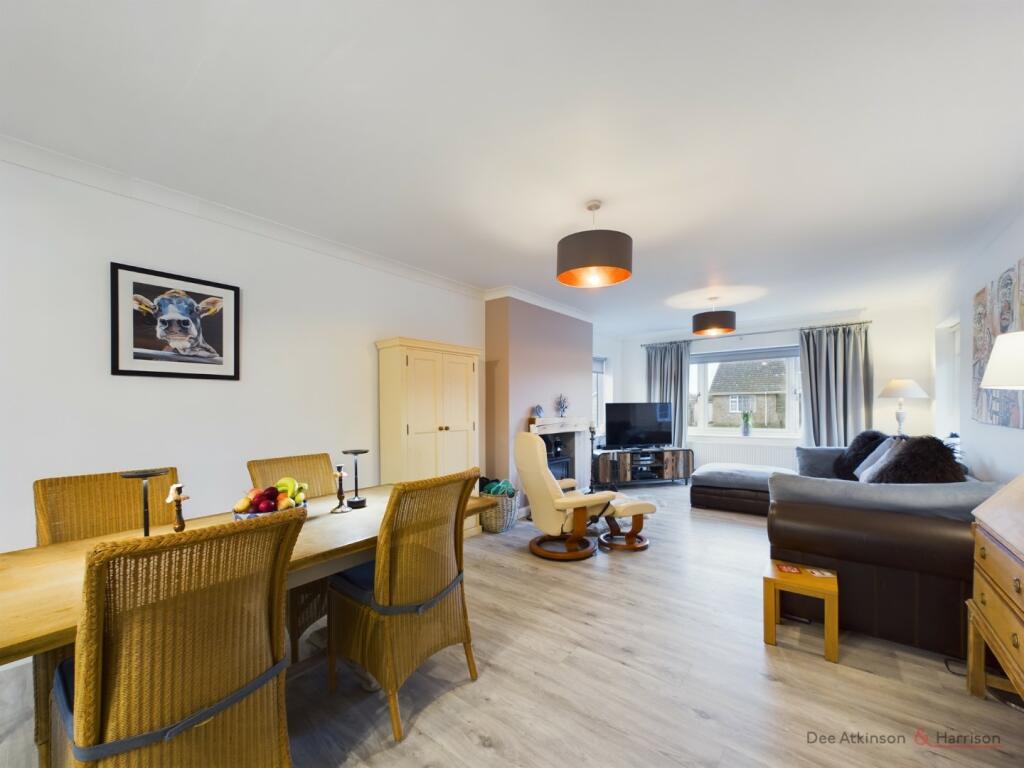 Lounge/Dining Area