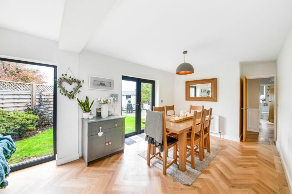 OPEN-PLAN DINING KITCHEN/FAMILY ROOM
