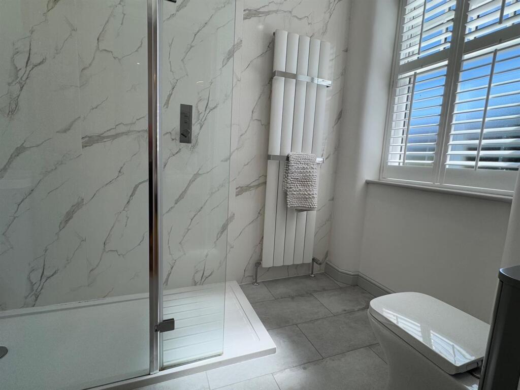 EN SUITE SHOWER ROOM/WC