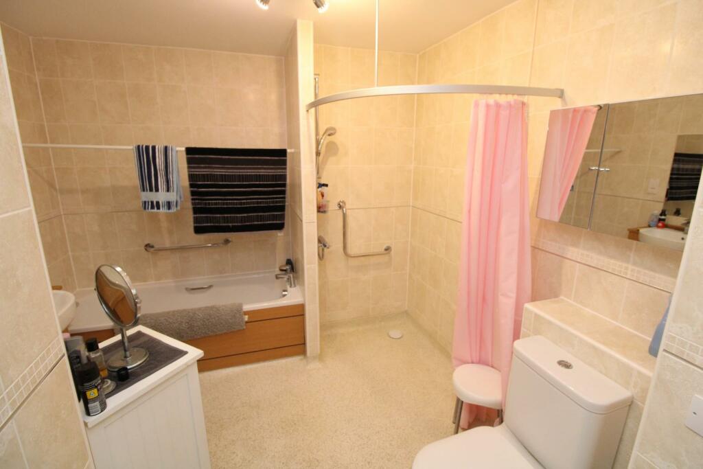 Bathroom/Walk In Shower