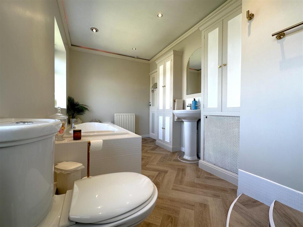 Family Bathroom 784