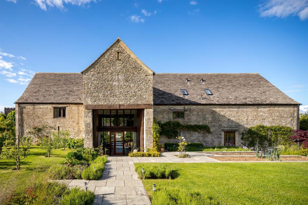 10 - Threshing Tythe Barn - GL10 3UR - Web.jpg