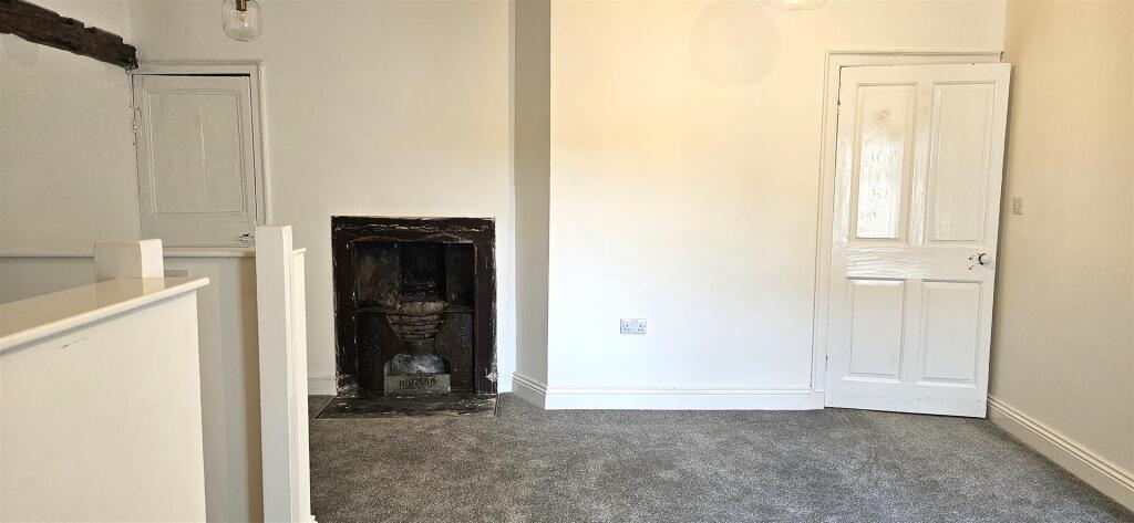 FIRST FLOOR ENTRANCE AREA/RECEPTION ROOM