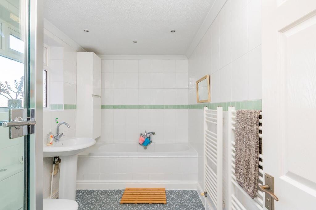 1B2H9RDD - Bathroom C.jpg