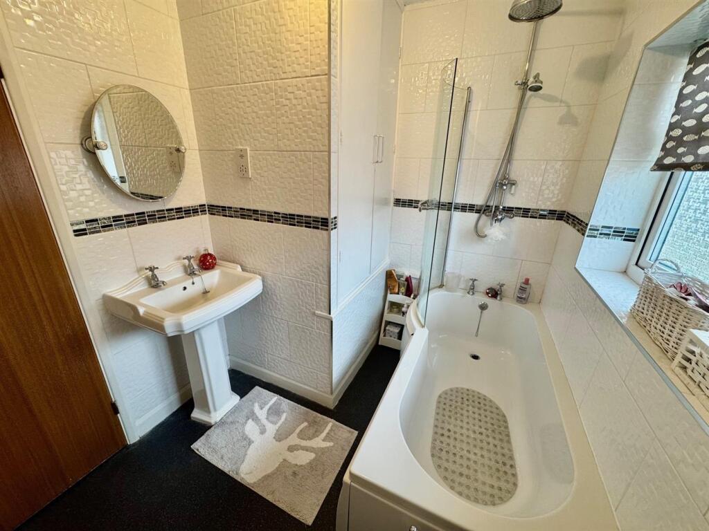 Bathroom 2.jpg