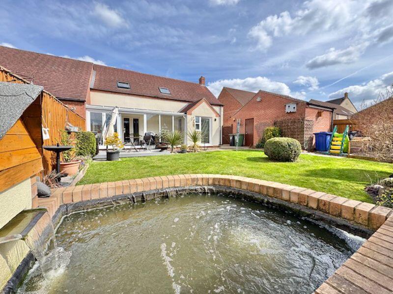 Pond to rear garden