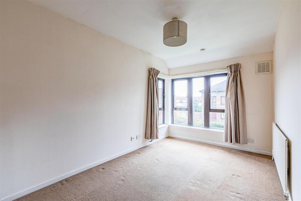 12 Gate Court, Gateway, Weybridge, KT13 8NW - 11.j