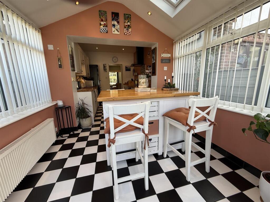 OPEN PLAN LOUNGE &amp; KITCHEN