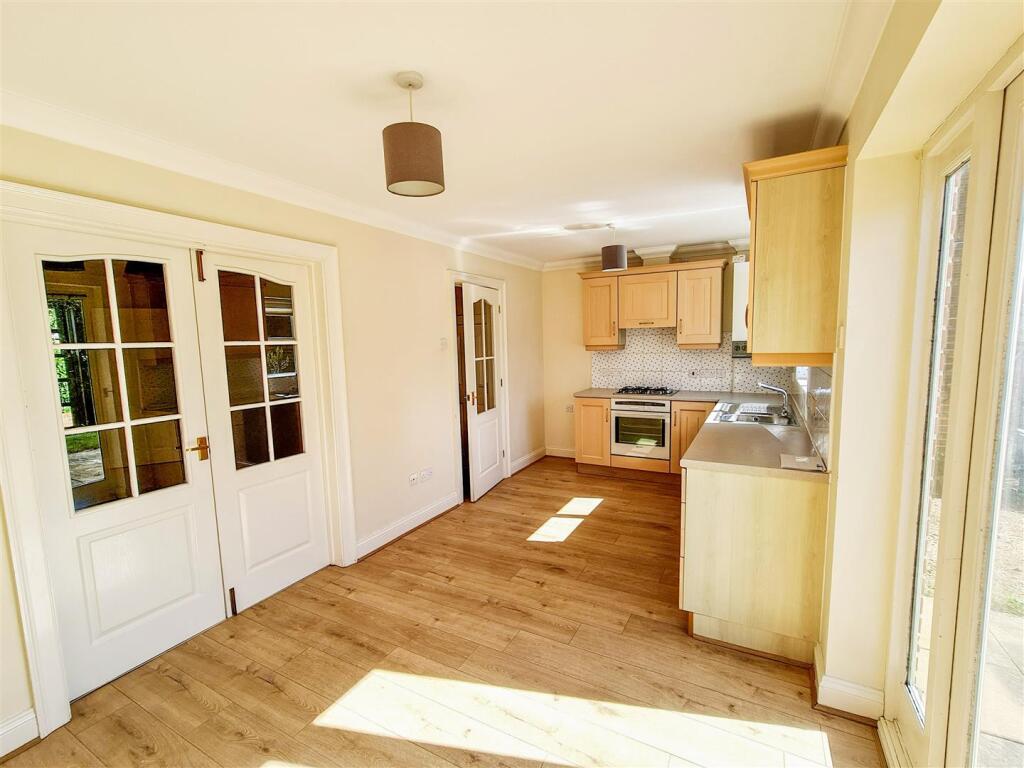 09-09-2025__17-36-58_4_Garrod___kitchen_dinner.hUg