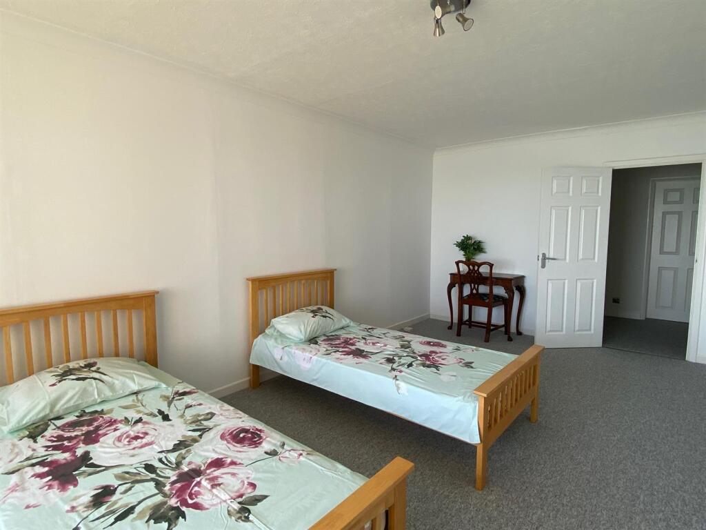 19 Grenada - Bed2A.jpg