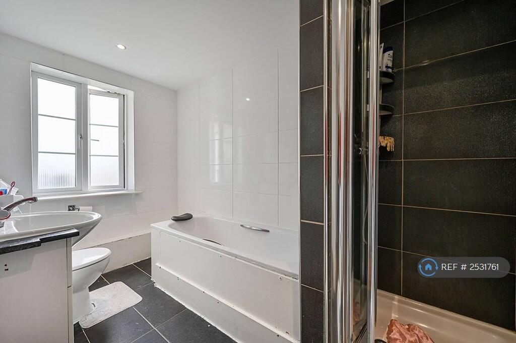 Room 1 Ensuite With Full Bath