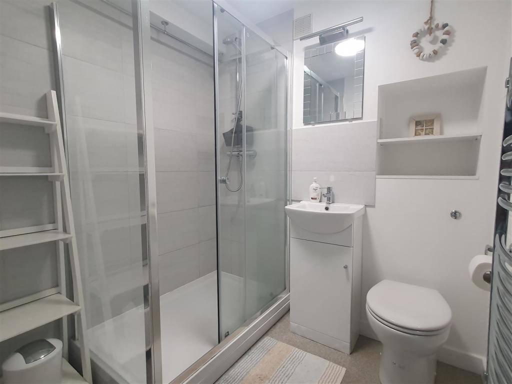 A10 Bay Apartments Shower Room