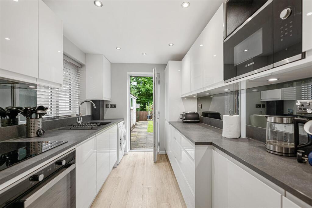 7 Woodview Close-10.jpg
