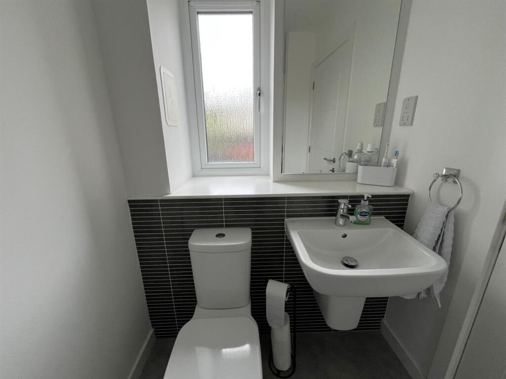EN-SUITE SHOWER ROOM