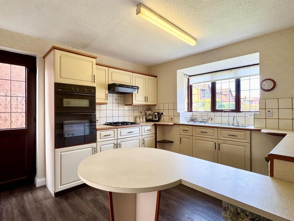Kitchen 1.jpg