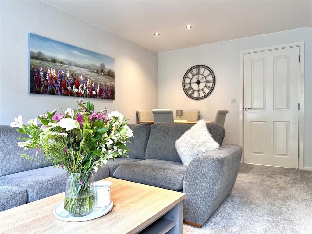 Open-Plan Living/Dining Area 526