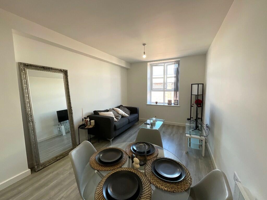 Lounge/Dining Area