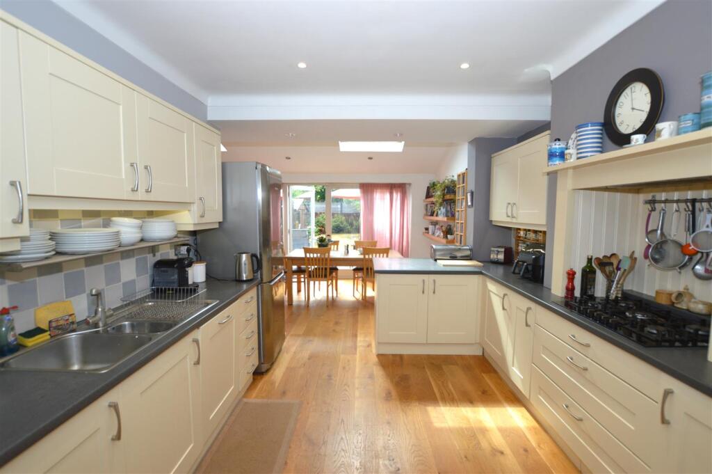 62 Ryecroft Avenue kit b.JPG