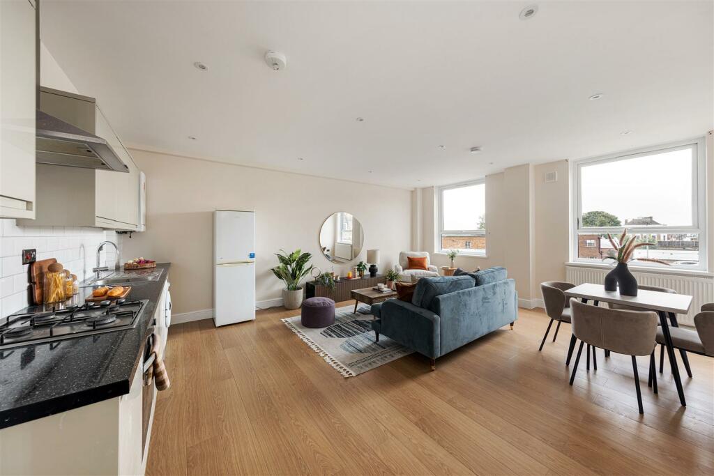 Eastwood Close, E18
