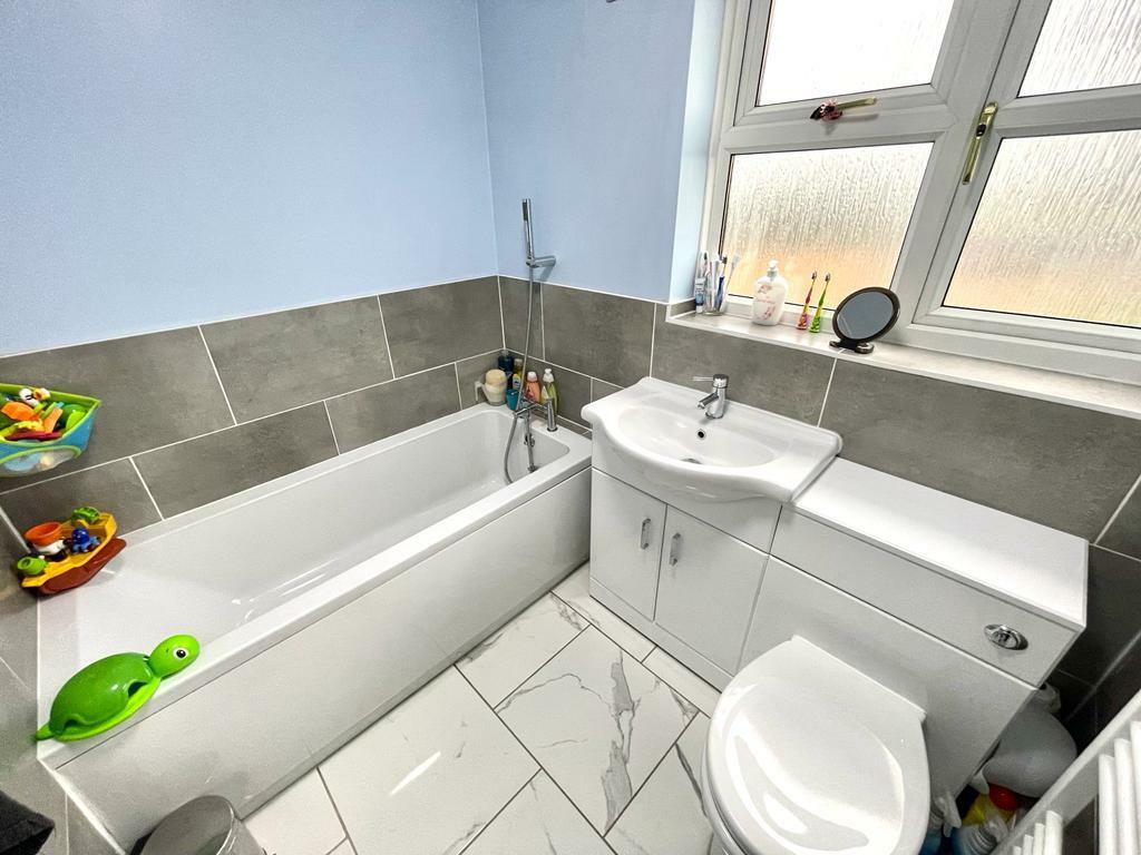 FOUR PIECE BATHROOM SUITE :