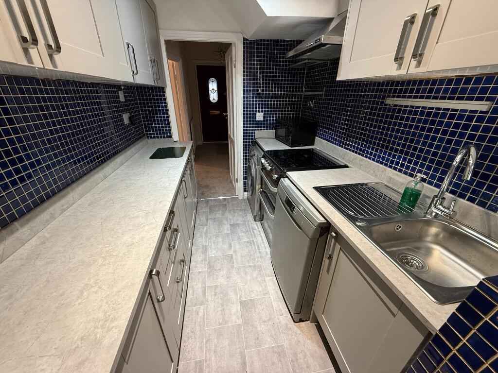 FITTED KITCHEN (B)