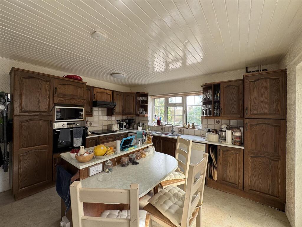 KITCHEN BREAKFAST ROOM