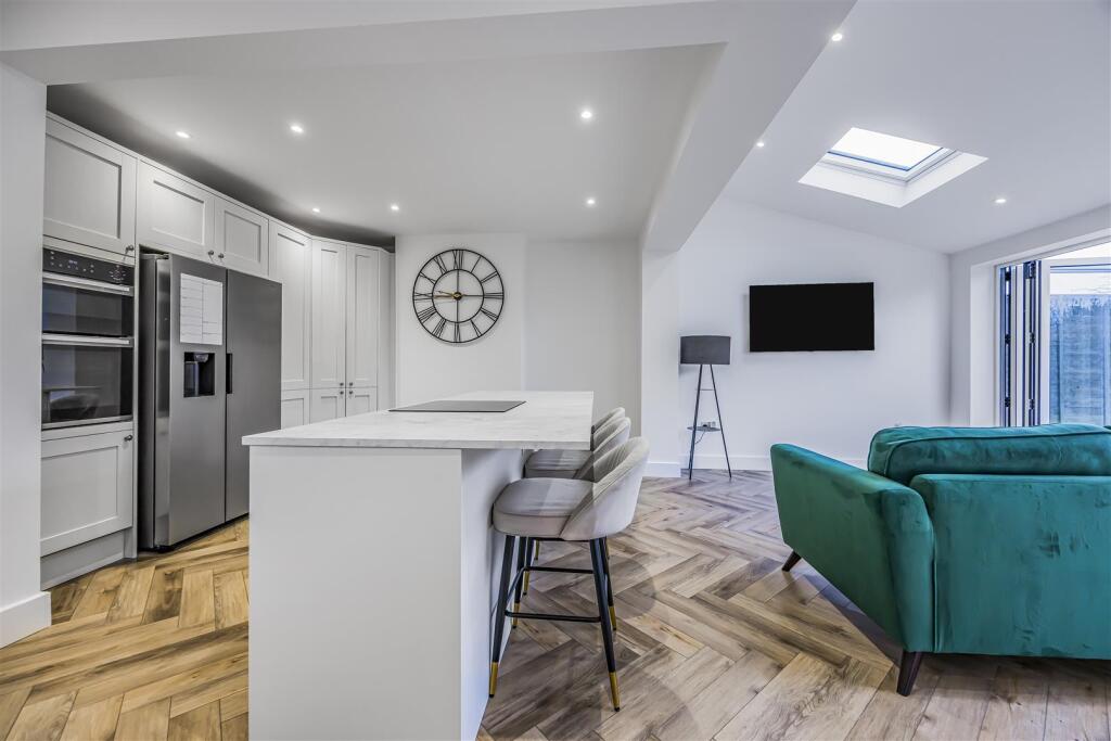 10 Old Manor Way, Drayton-PorticoMarketing-SoldBy-