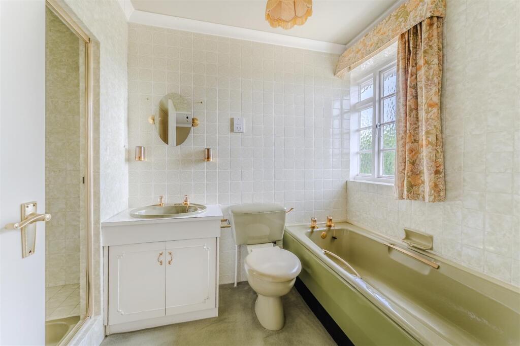 FAMILY BATHROOM
