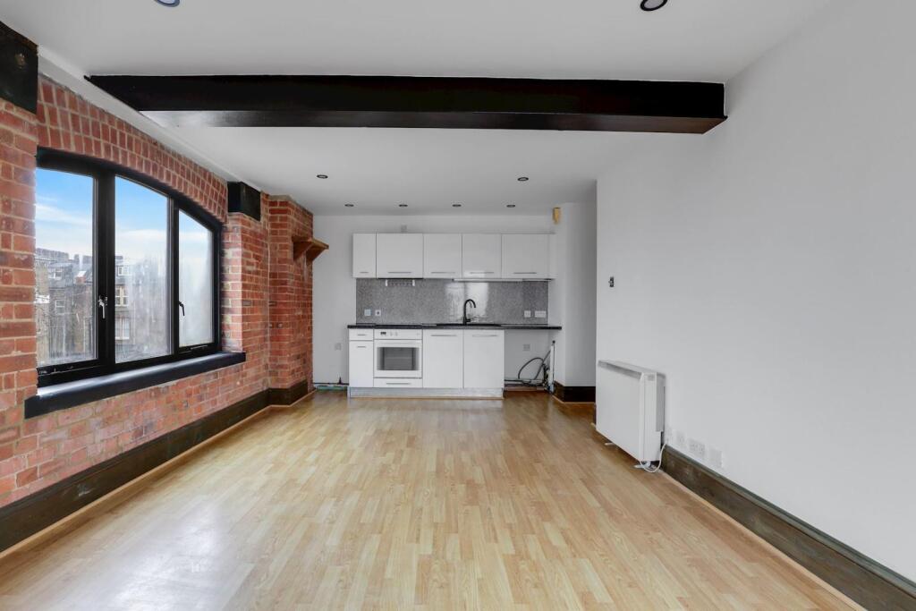 07-8c4dJHPropWorld - 18 SIlverdale House - 19-medi