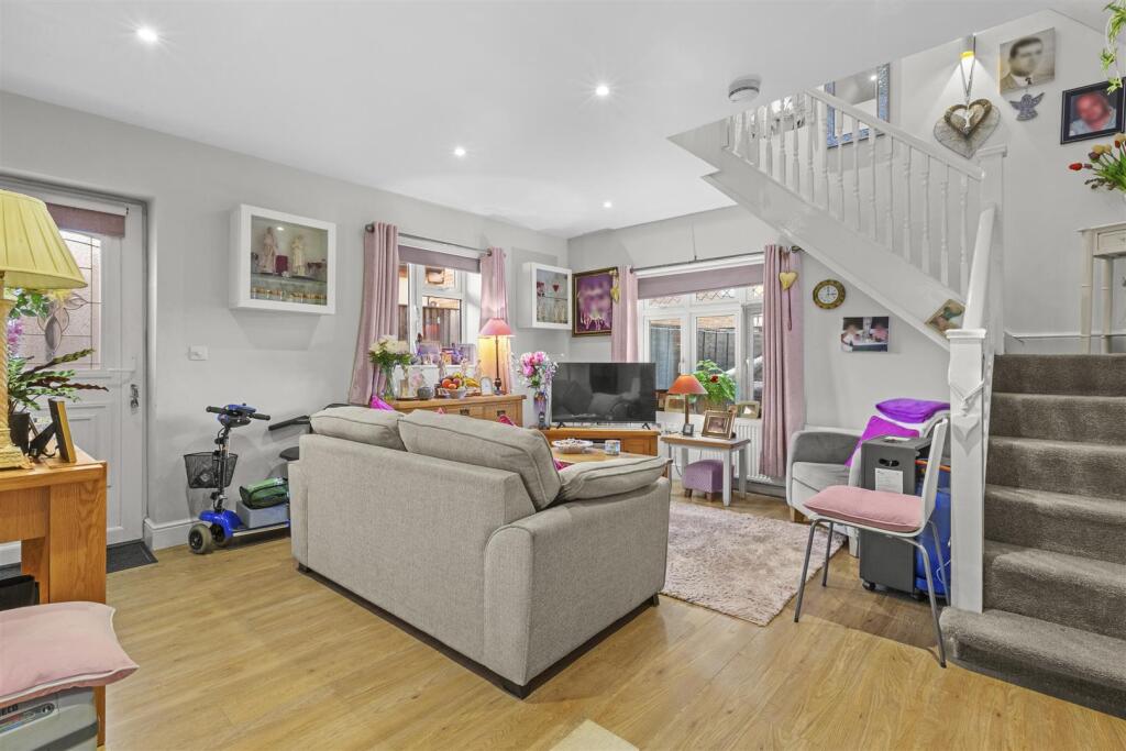Orchard House, Pond Approach, HP15 6RH-15.jpg