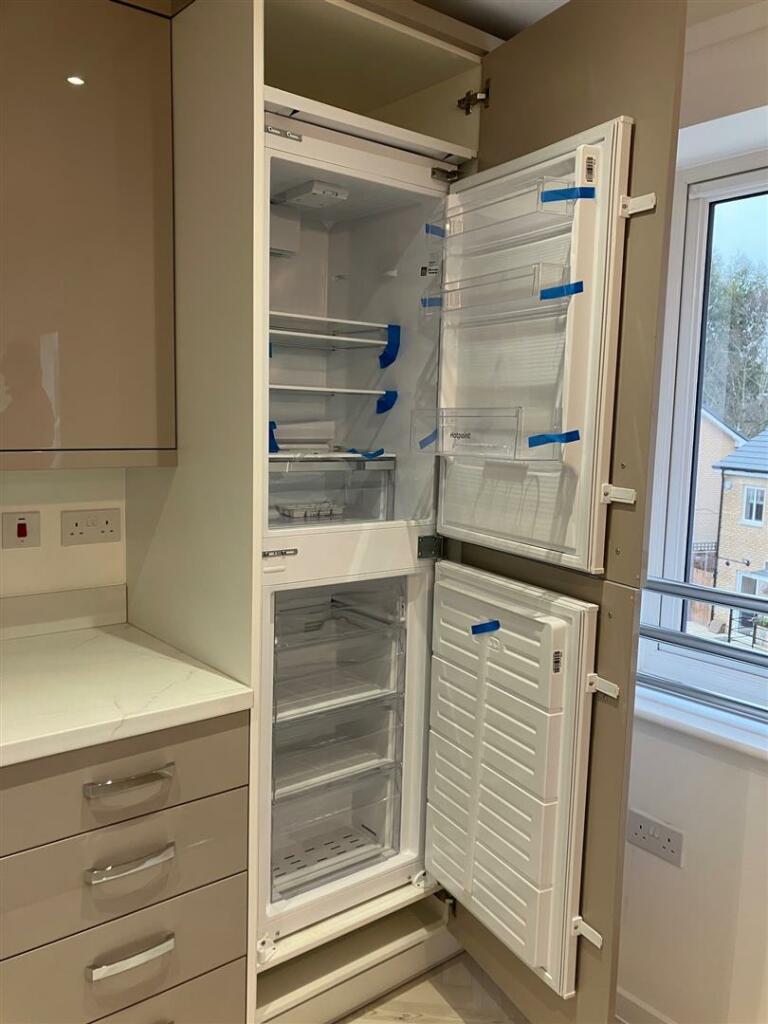 Integrated fridge/freezer