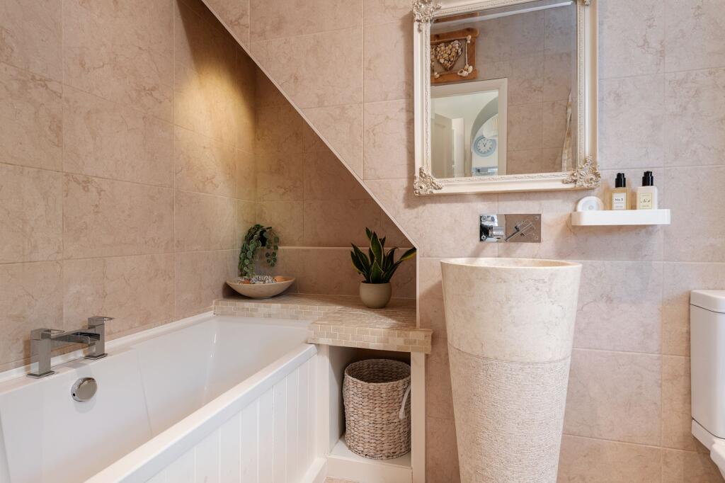 43B Clarence Hill, Dartmouth Bathroom