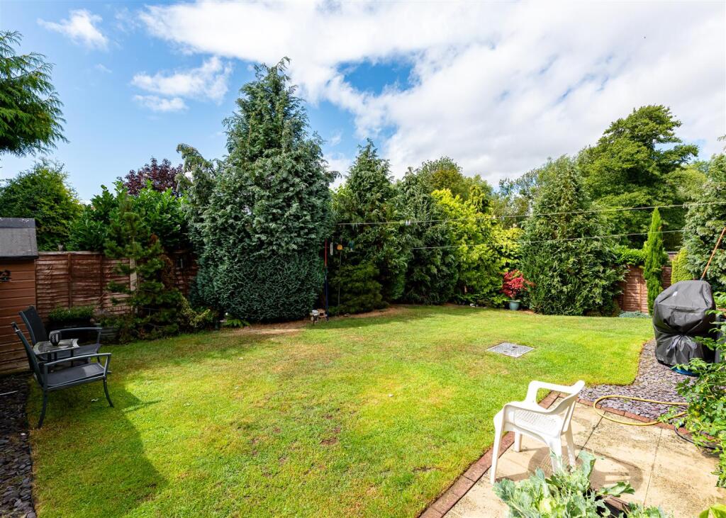 8 Barrington Close-externals-4.jpg