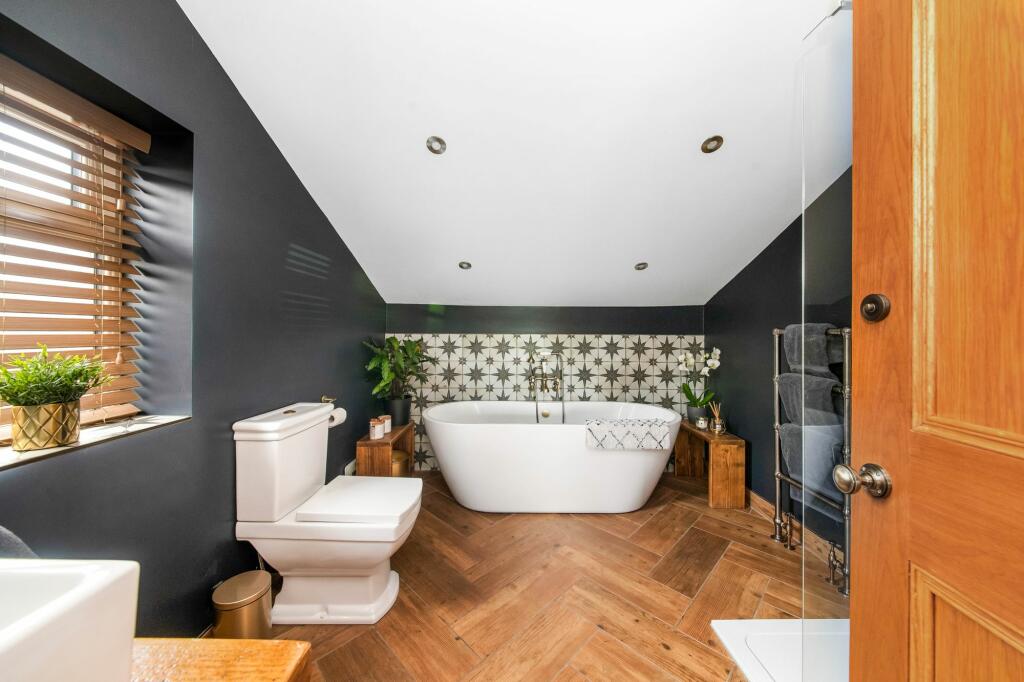 BEDROOM ONE EN-SUITE BATHROOM