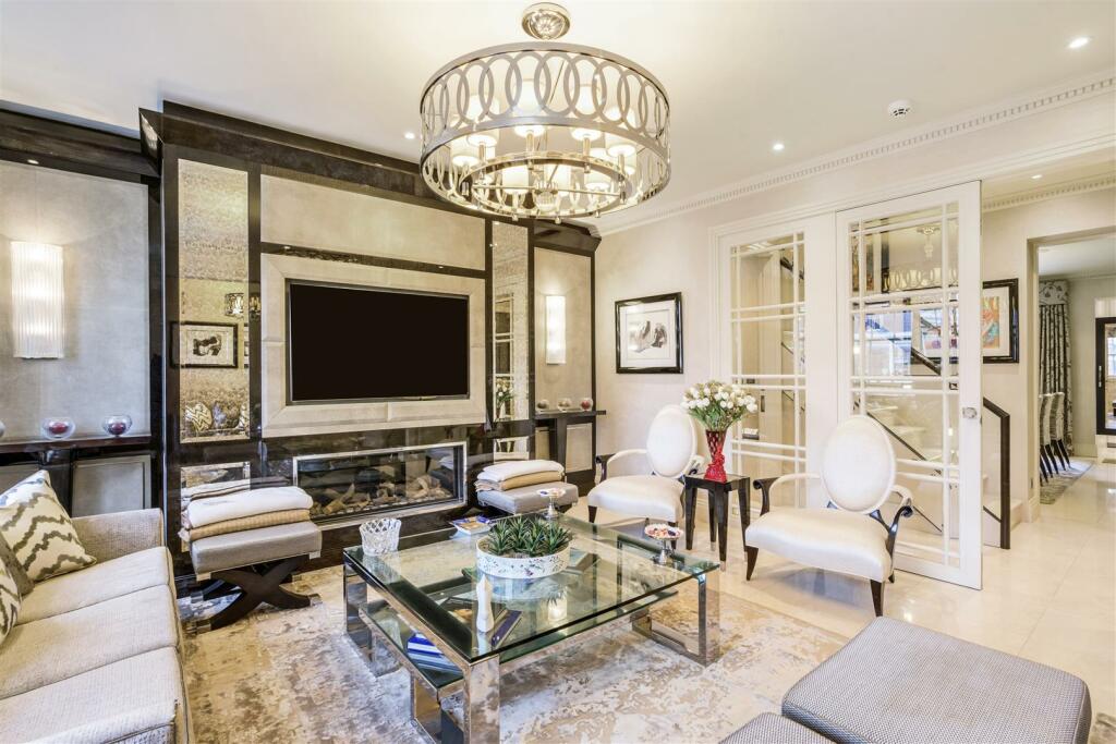 63813_26C Eaton Place  (7).jpg