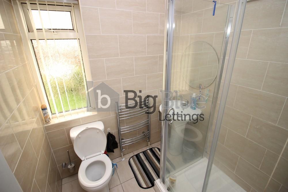 Bright and modern bathroom suite featuring a wa...