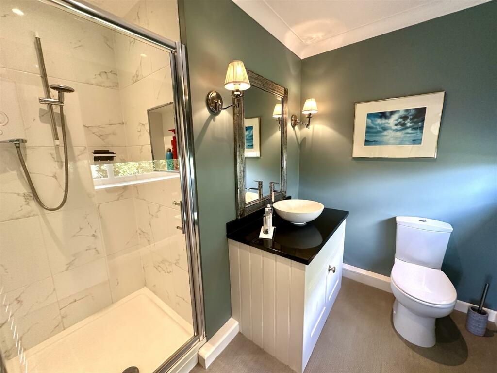 EN-SUITE SHOWER ROOM