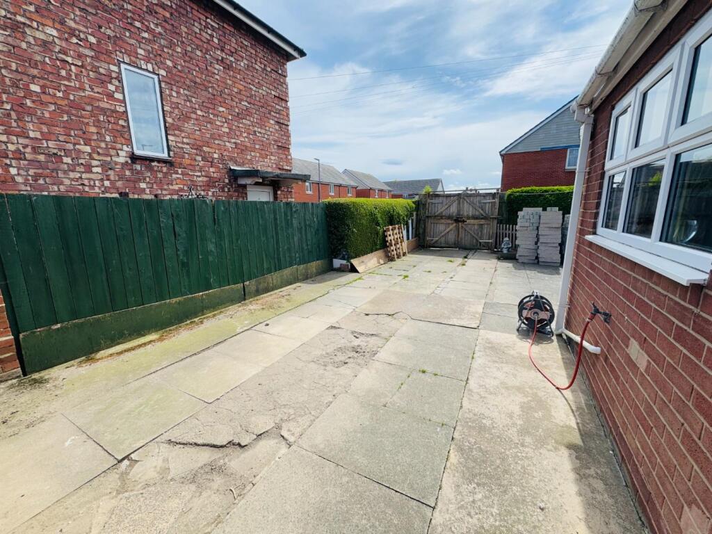 DOUBLE LENGTH DRIVE TO THE REAR