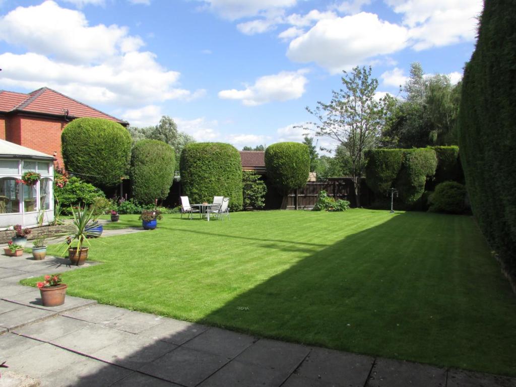 AshtonCres33gdn5.JPG