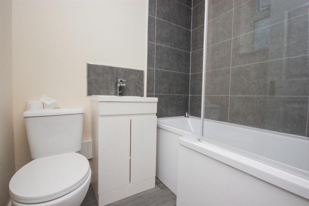 bathroom..jpg