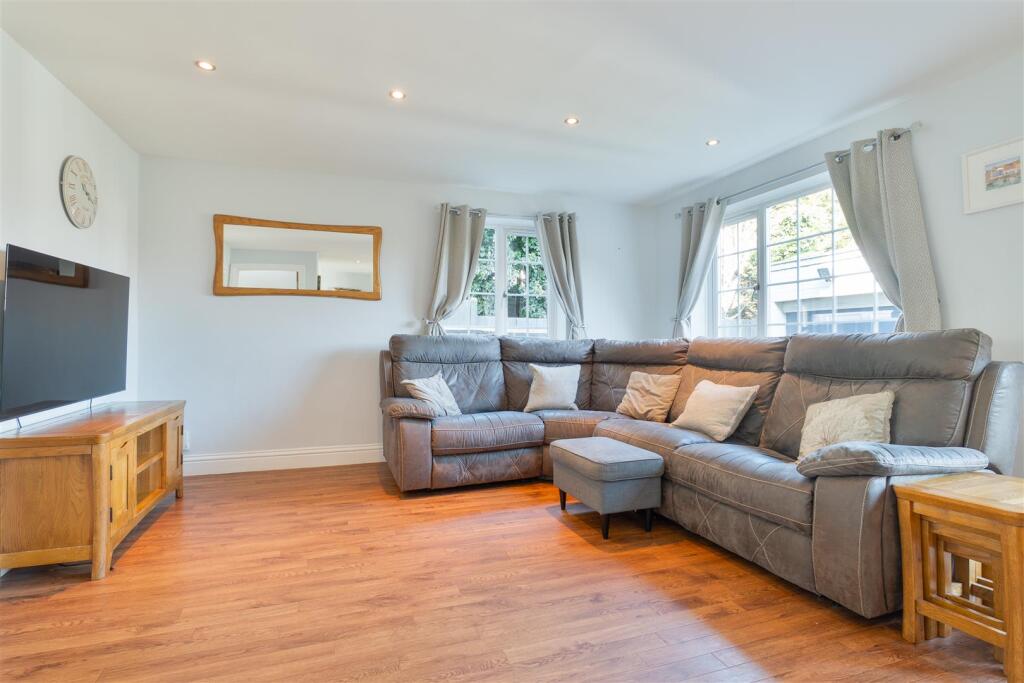 Elm Walk Greenacres13.jpg