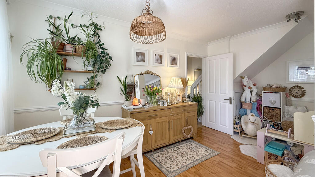 Lounge/dining roo...