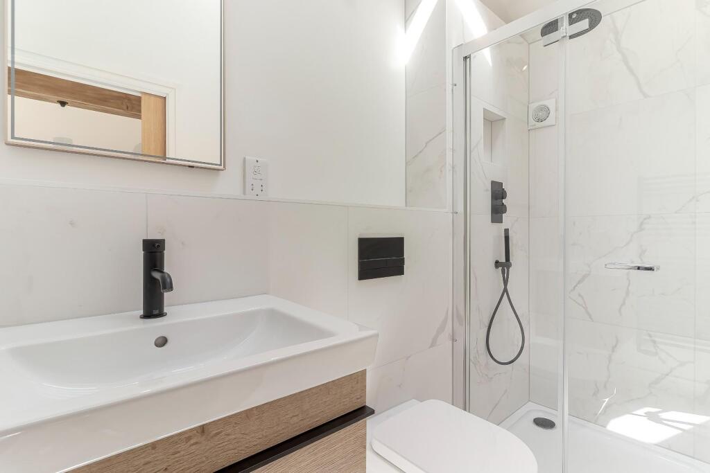 Bedroom 2 Ensuite.jpg