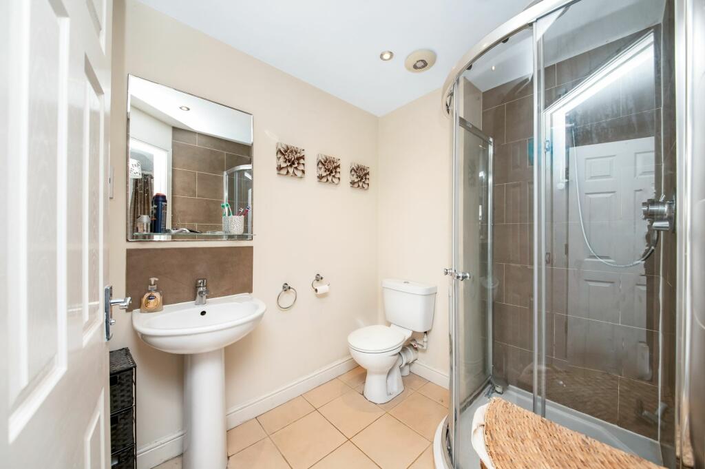 EN-SUITE SHOWER ROOM